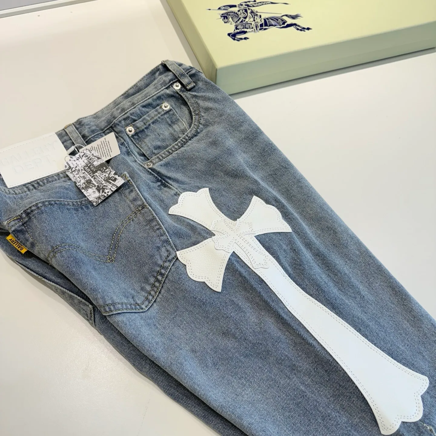 P290 model number: D441 GALLERY DEPT & Chrome hearts, multi-leather white cross loose washed flared jeans, truly restoring the ultimate vintage texture. The original hardware accessories, washed and other elevators, QR code analysis are all purchased from the original factory, with high degree of restoration. You are welcome to compare the products~ Three-dimensional version, loose and comfortable, not picky about the figure, tall and slim, factory Seiko, original factory quality control, same style for men and women, can be matched with couples, versatile recommendation Jeans that are a must-have for all seasons. Trendy people have been disappointed. From the quality selection of fabrics, the tailoring of details, and the matching of patterns, they are all impeccable! The upper body is so handsome when worn...it can be easily worn by men, women and children! The craftsmanship is made of heavy-duty washed pure cotton denim fabric. After washing, it is soft and thick. It is very stylish when worn. Size: 28, 30, 32, 34, 36 (S-XXL) Color: Stitching Size reference # 28 trouser length 100 waist 72 30 trouser length 102 waist 76 32 trouser length 104 waist 80 34 trouser length 106 waist 84 36 pants length 108 waist circumference 88